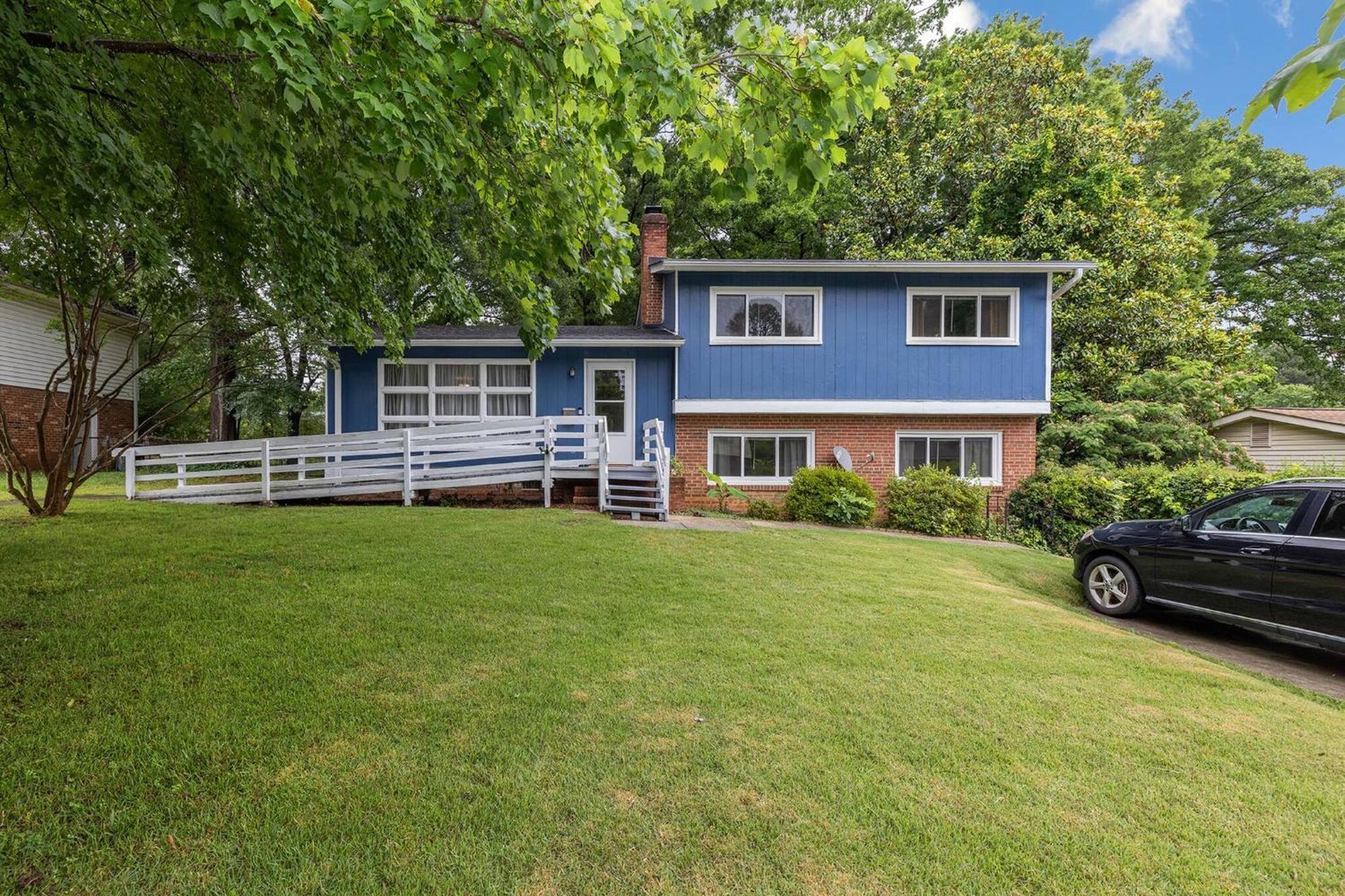 Newly Built 4bd | Cozy W/ Movie & Games Holiday home Charlotte