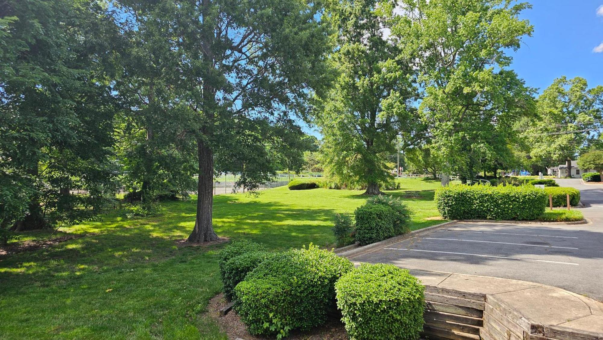 Comfy 2br Near Uptown & Noda Free Parking Apartment