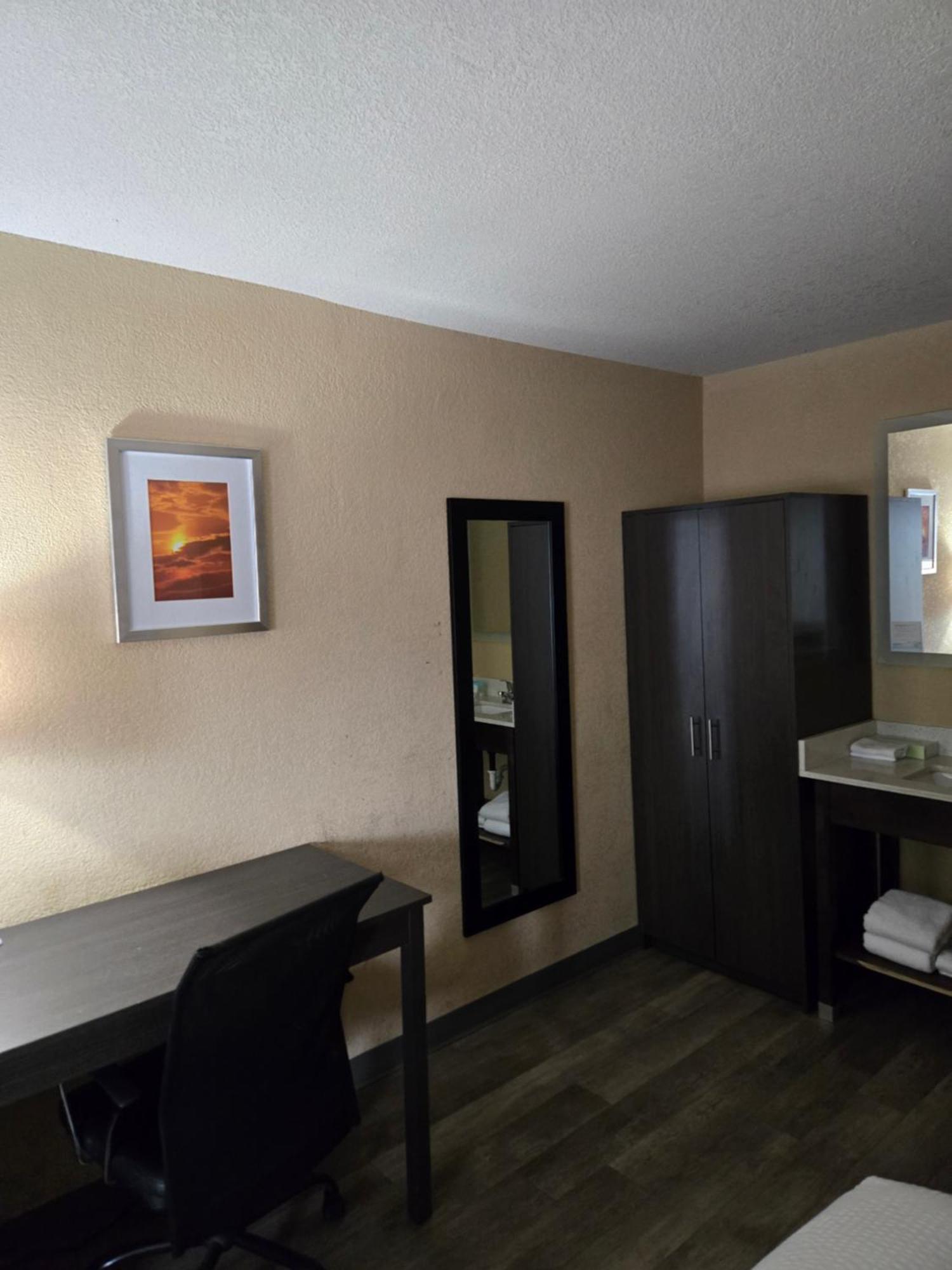 Days By Wyndham Northlake Motel