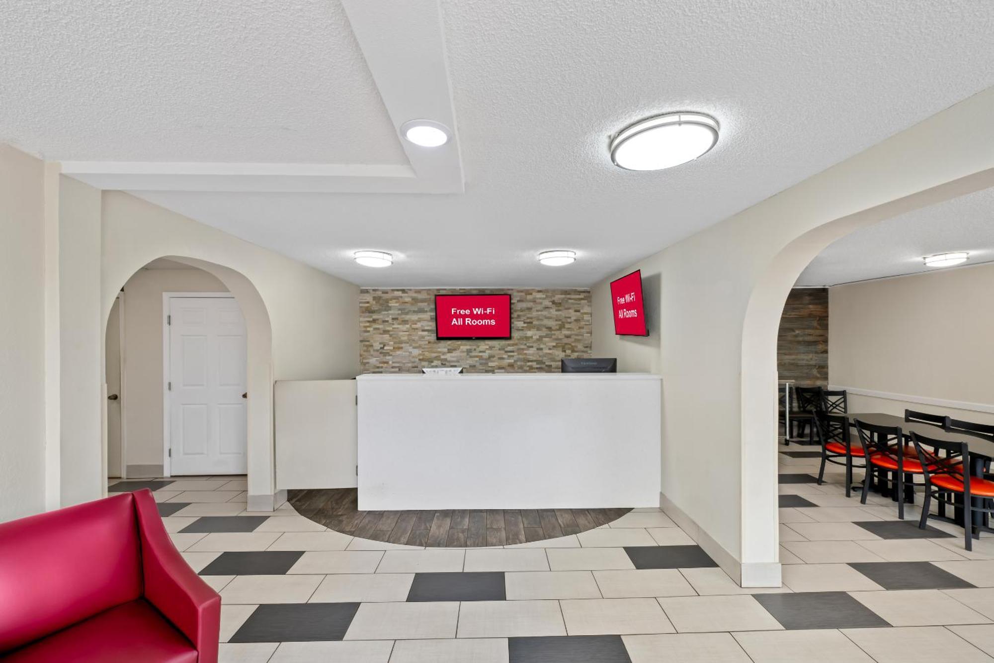 Red Roof - Airport Motel 2*