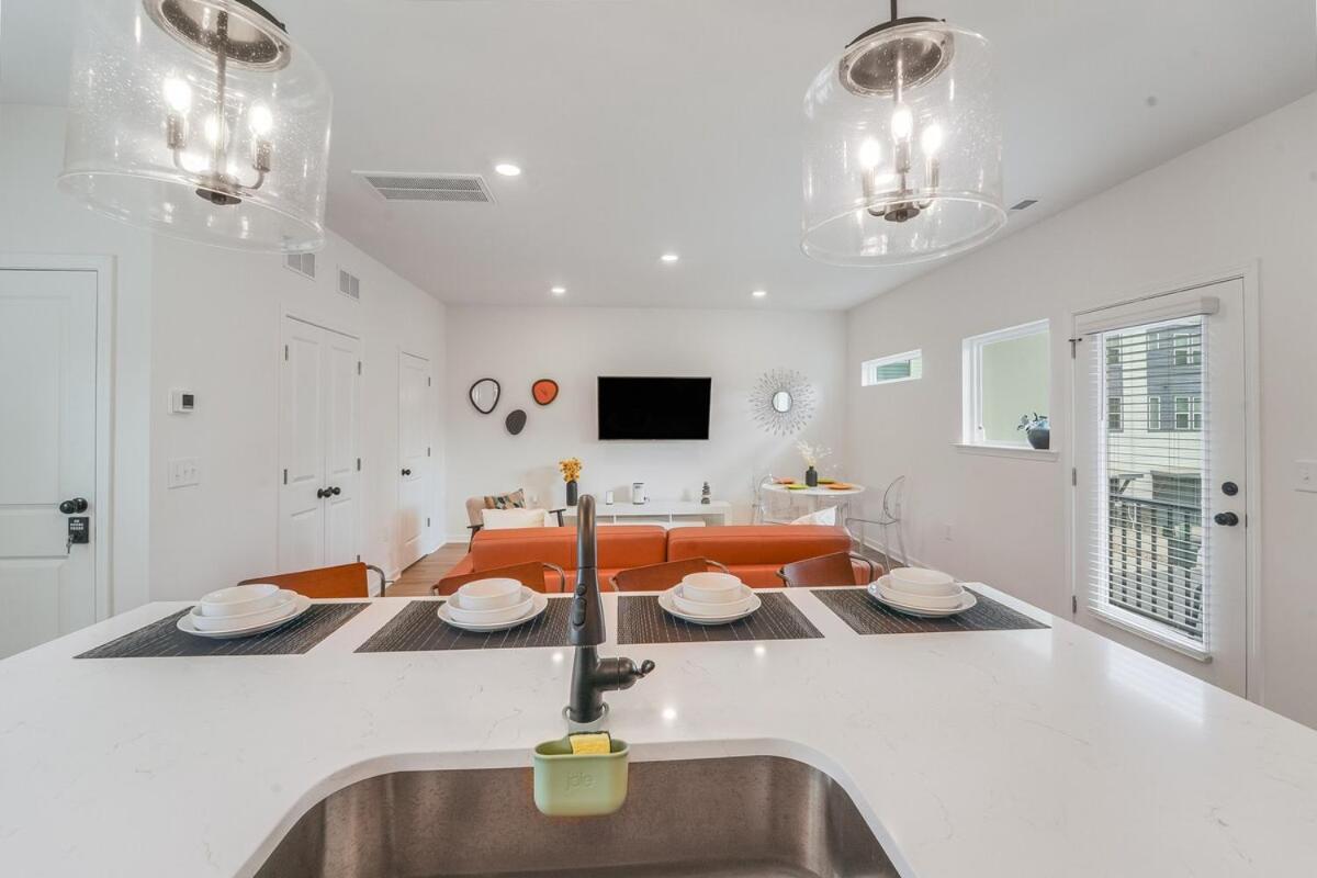 Holiday home New Build - 3 Private Baths - Close To Uptown