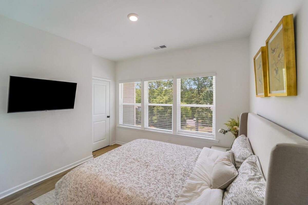 Holiday home New Build - 3 Private Baths - Close To Uptown