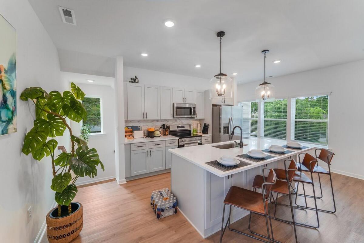 Holiday home New Build - 3 Private Baths - Close To Uptown