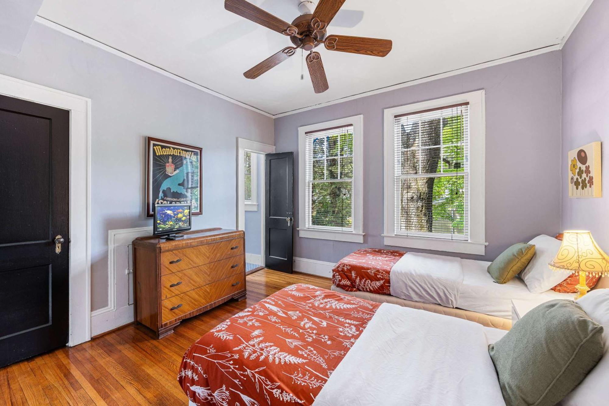 Spacious 2br In Myers Park With Sunroom *