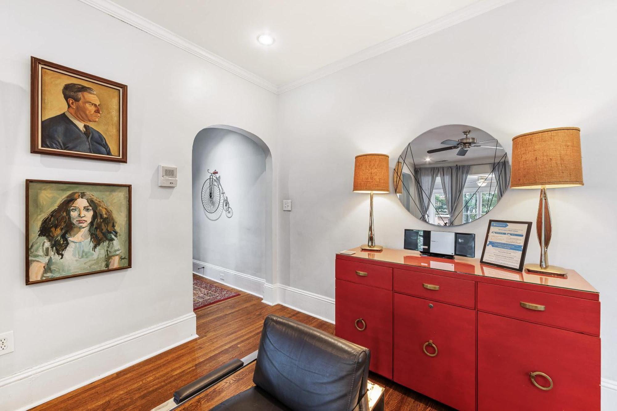 Light Filled 2 Bedroom In Myers Park With A Porch Holiday home