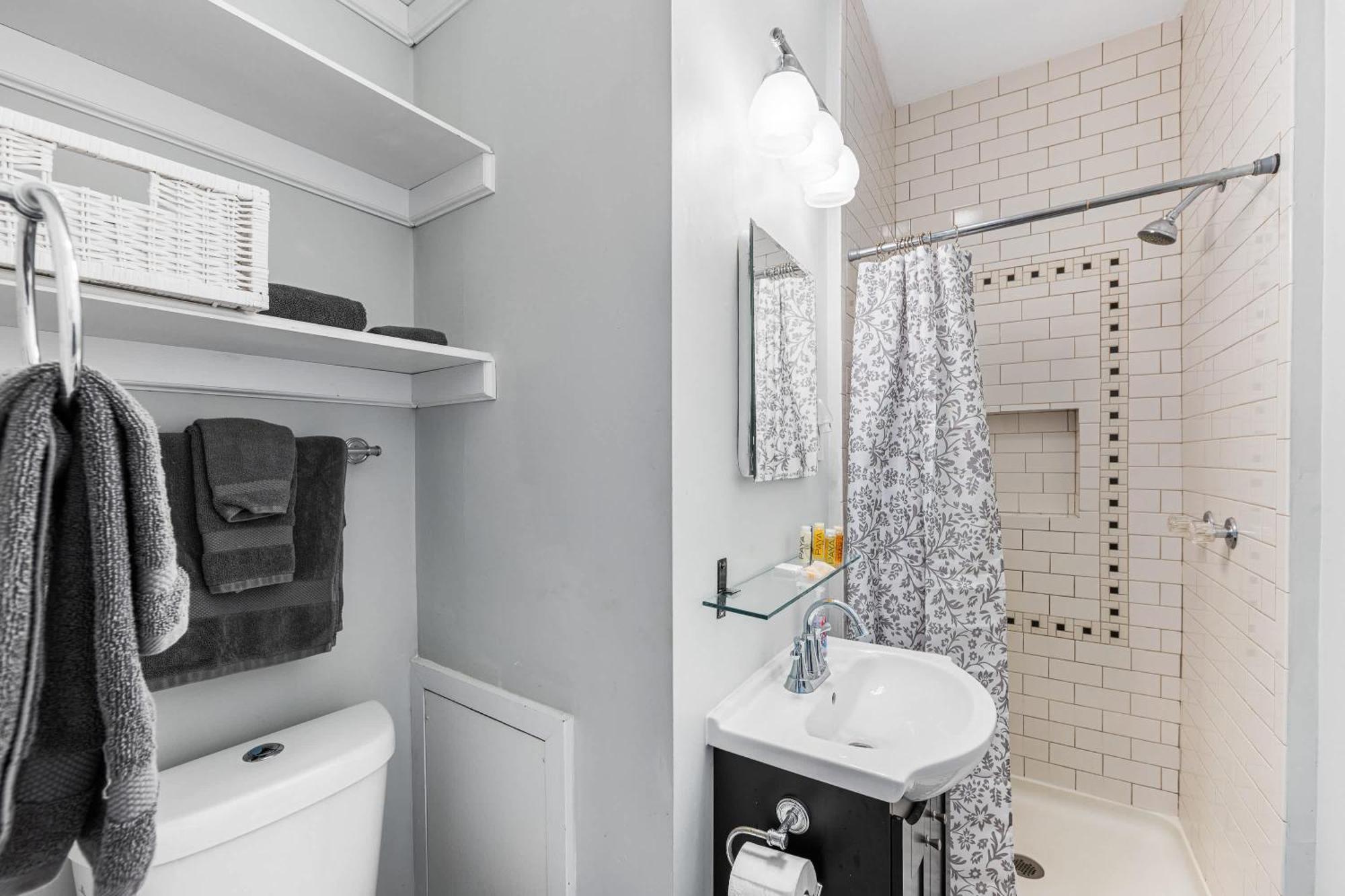 Light Filled 2 Bedroom In Myers Park With A Porch