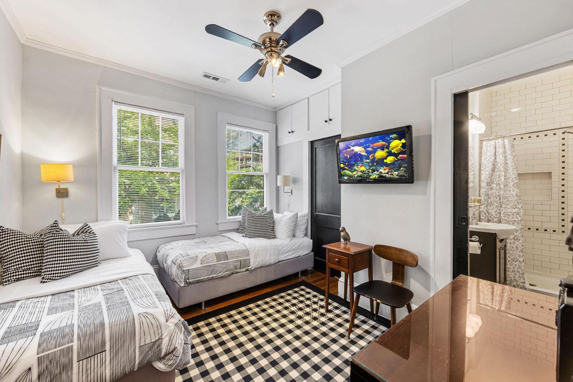 Light Filled 2 Bedroom In Myers Park With A Porch Charlotte