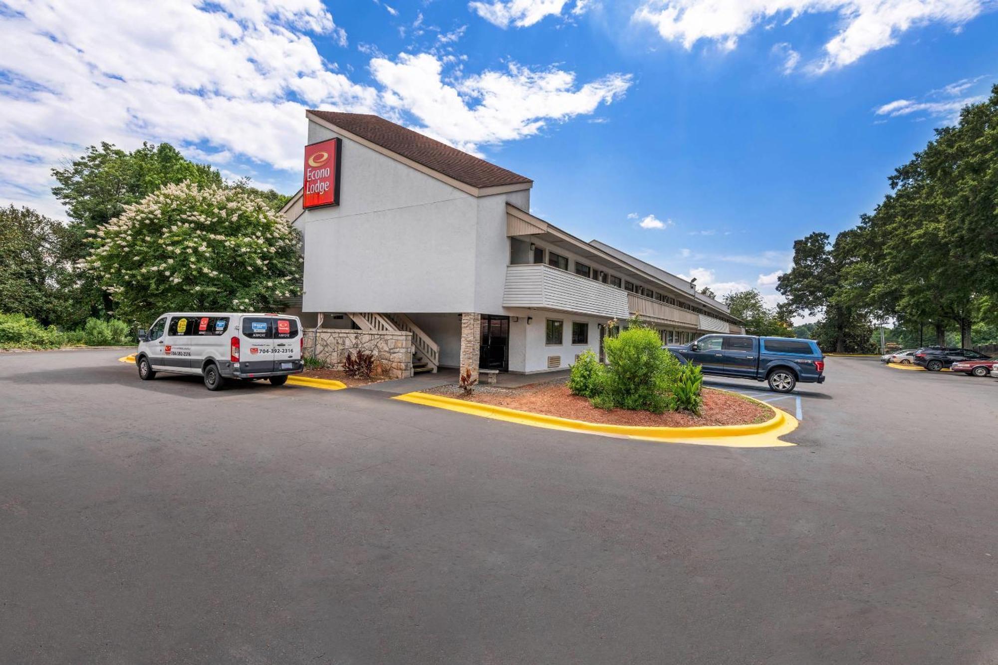Lodge Econo Airport *