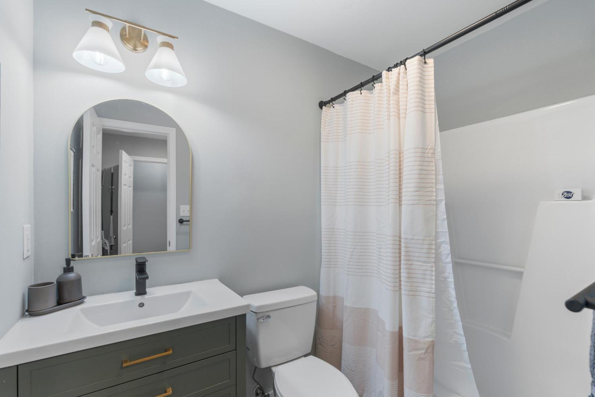 Comfortable 4 Bedroom House Minutes From Uptown