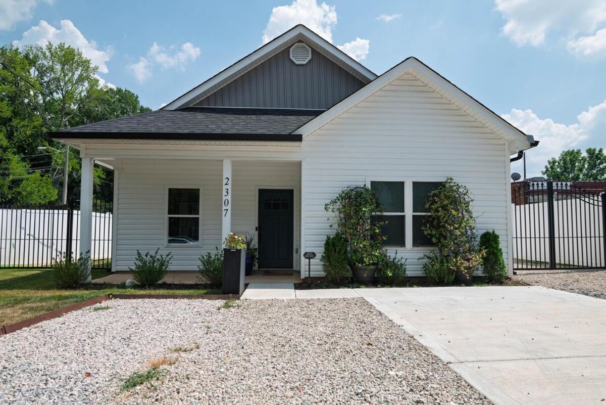 Modern Ranch Fenced Backyard - 6 Mins To South End Holiday home