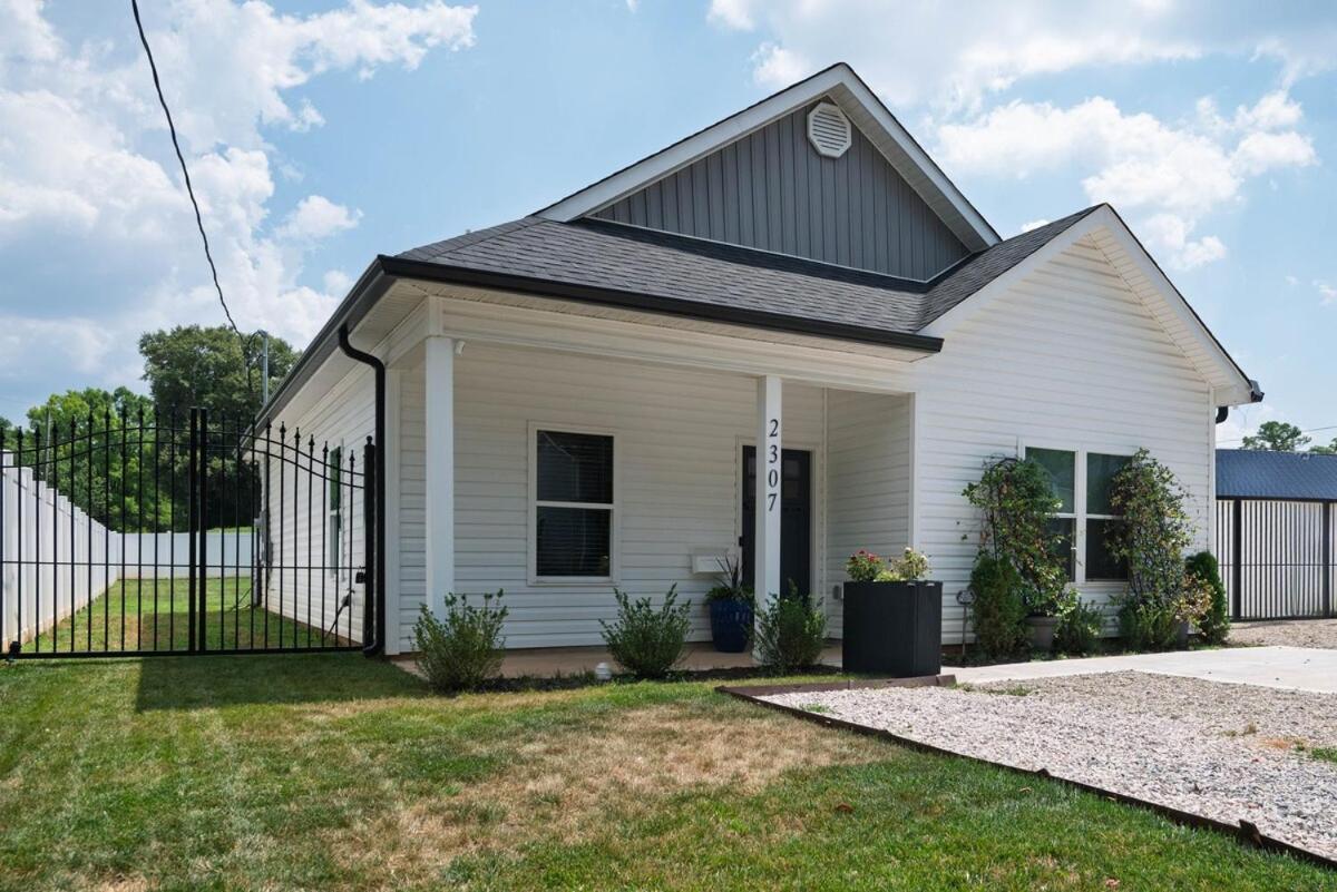 Holiday home Modern Ranch Fenced Backyard - 6 Mins To South End