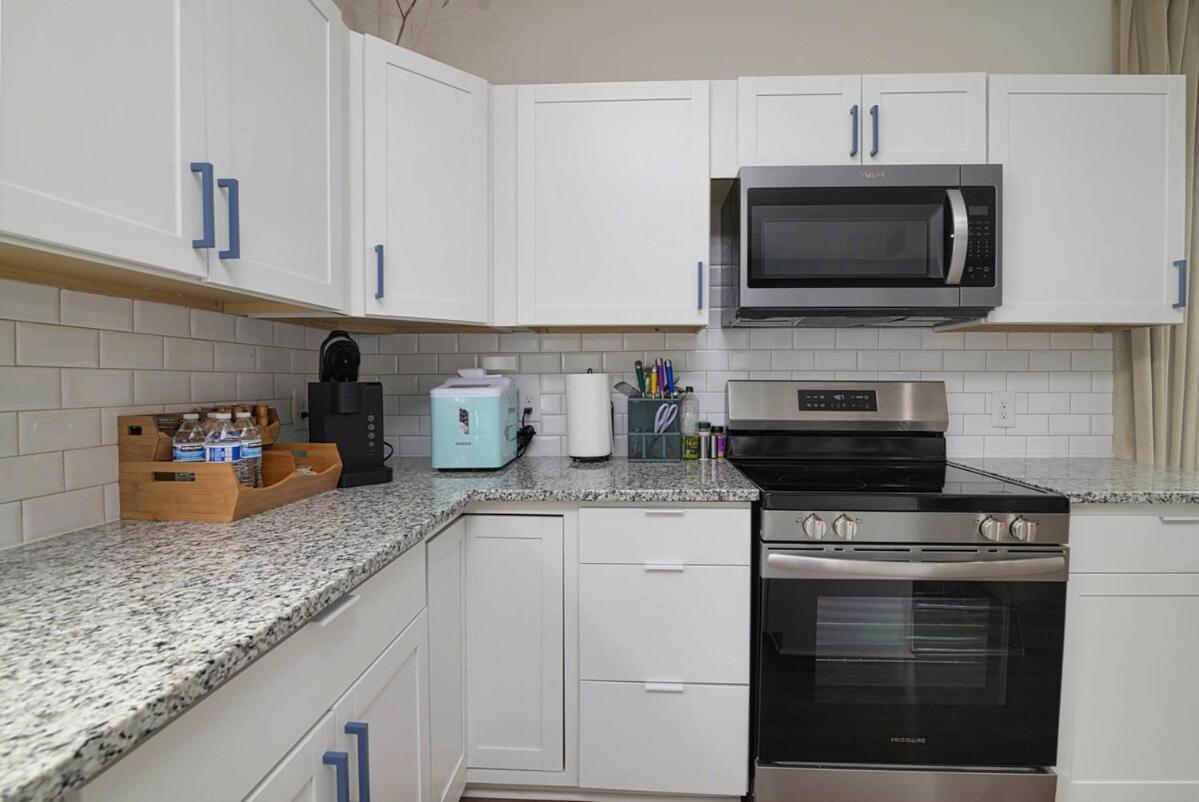 Modern Ranch Fenced Backyard - 6 Mins To South End Holiday home *