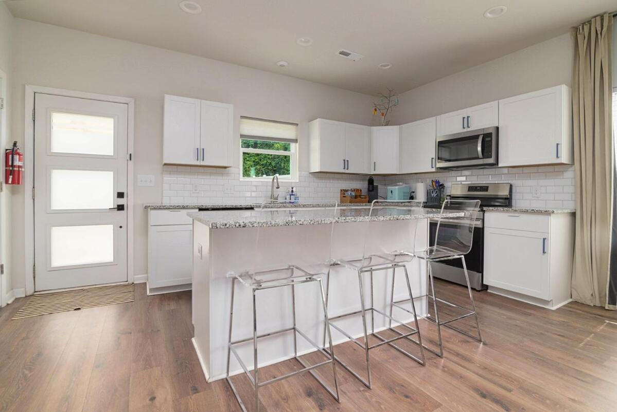 Modern Ranch Fenced Backyard - 6 Mins To South End Holiday home Charlotte