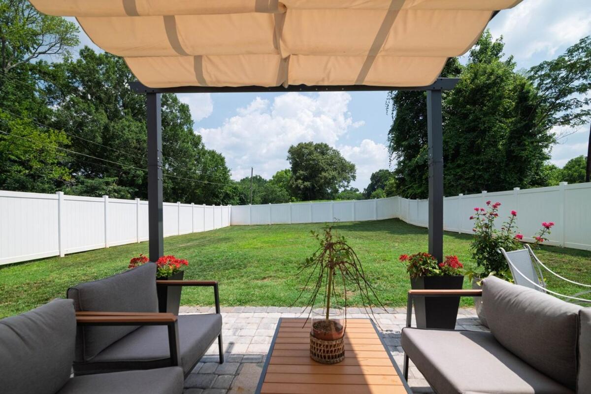 Modern Ranch Fenced Backyard - 6 Mins To South End Holiday home *