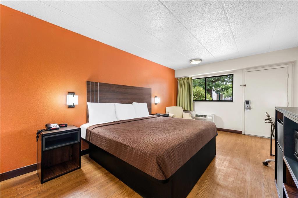 Econo Airport Hotel *