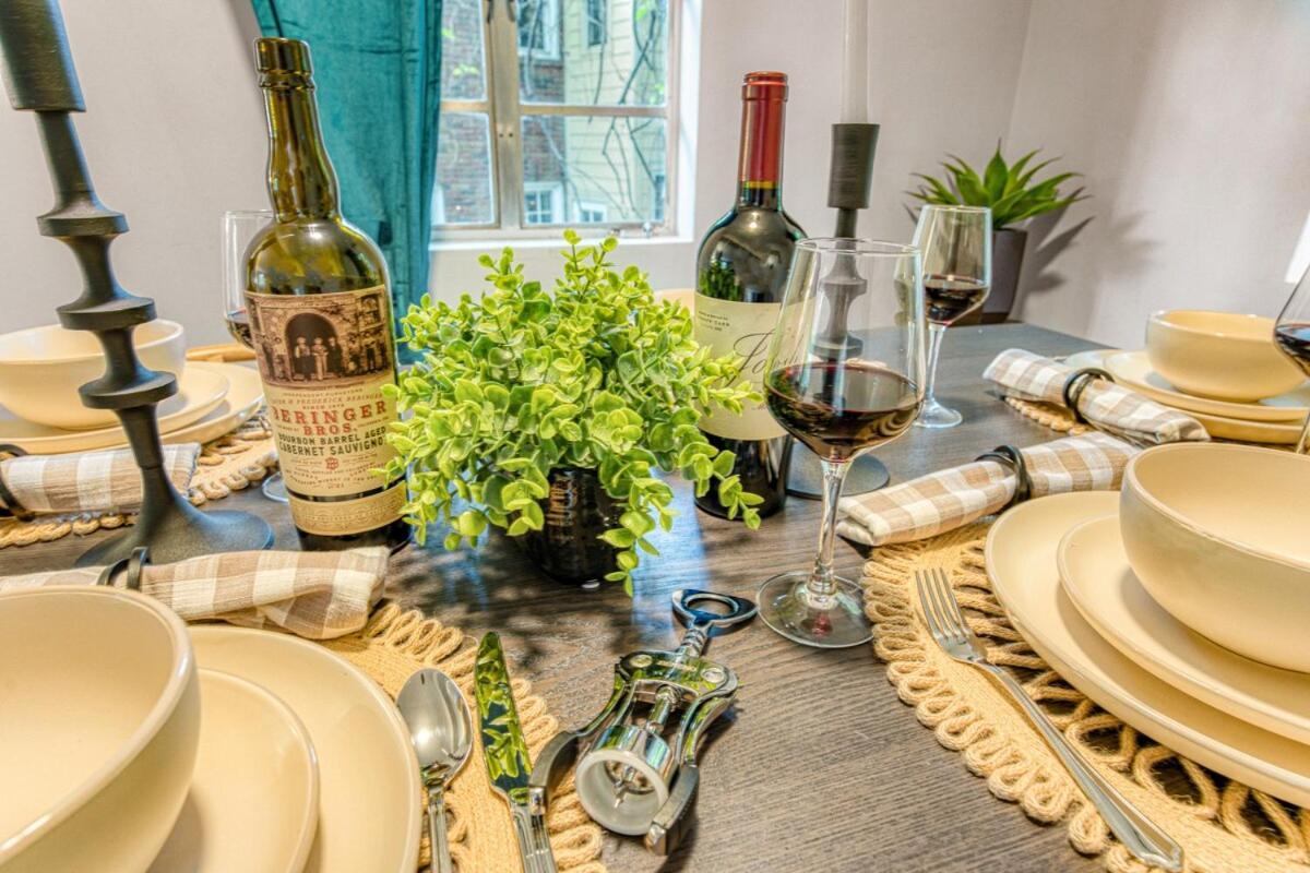 Charming Getaway Minutes To Everything! Holiday home