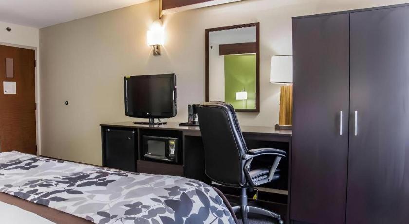 Hotel Sleep Airport - Billy Graham Parkway 2*