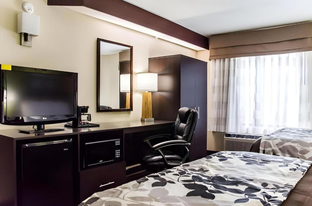 Hotel Sleep Airport - Billy Graham Parkway