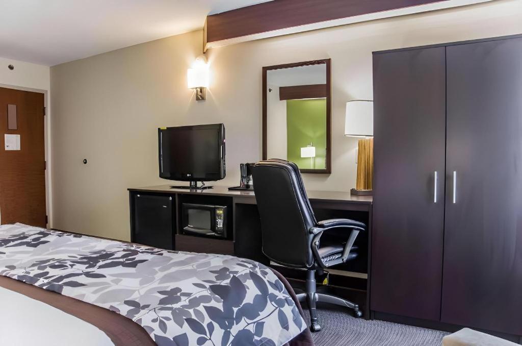 Sleep Airport - Billy Graham Parkway 2*