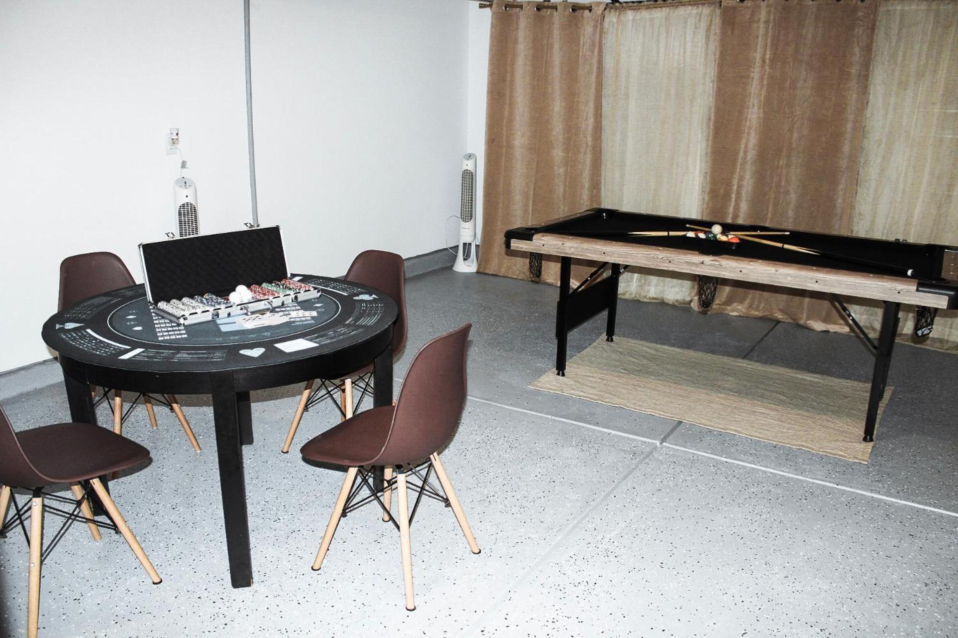 Hot Tub Pool Table Fire Pit 5min To Uptown Holiday home