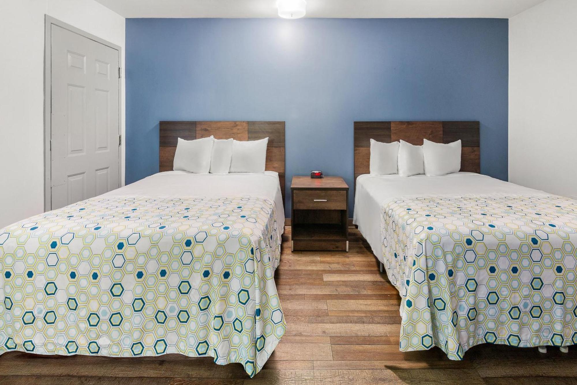 Motel Hometowne & By Red Roof - Ballantyne