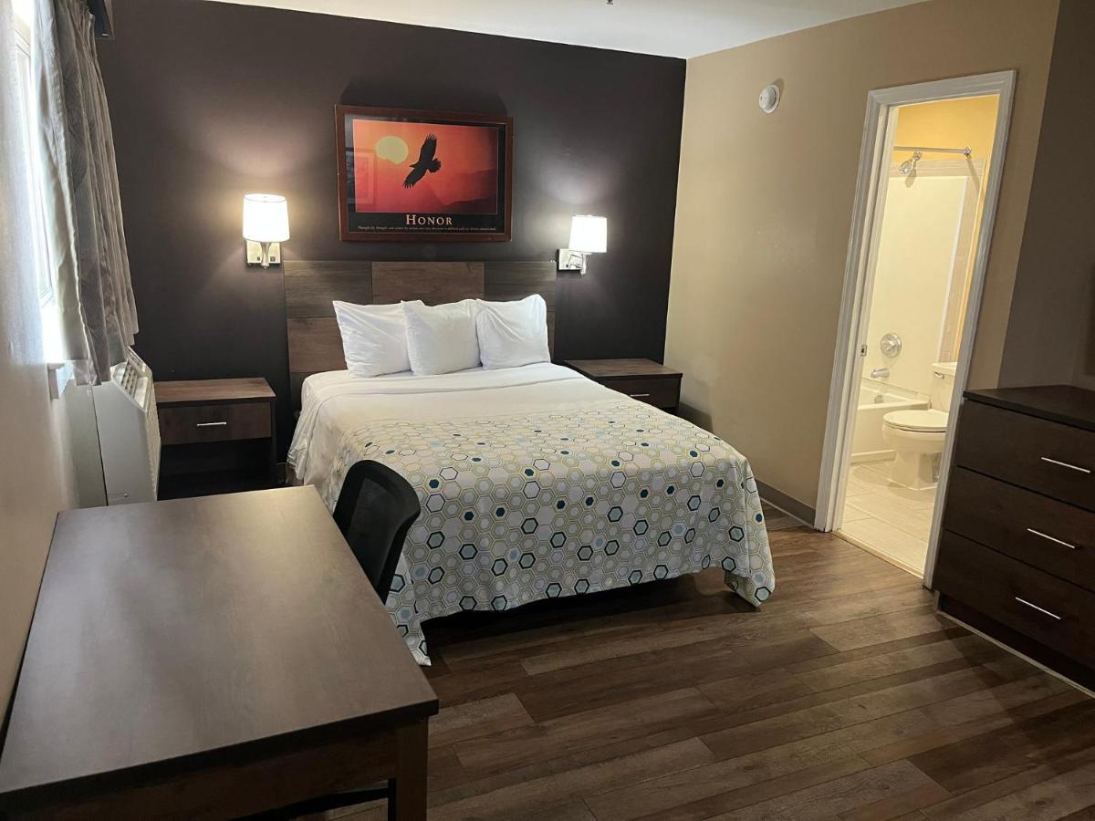 Motel Hometowne & By Red Roof - Ballantyne *
