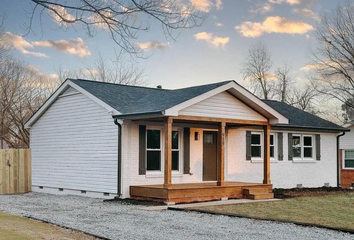 Luxe 3 Bedroom Sleeps 6, With Backyard Oasis Holiday home