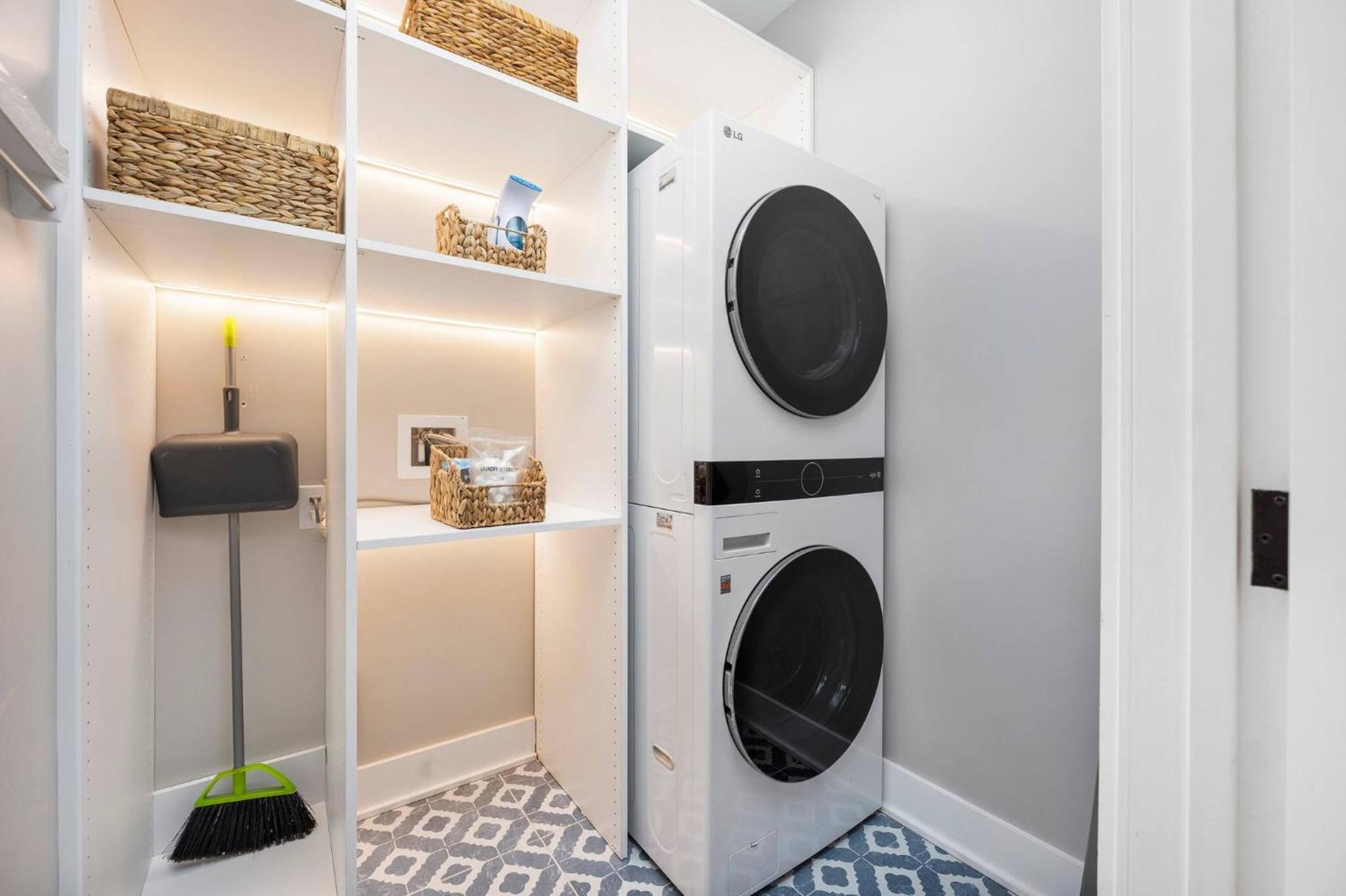 Modern Retreat With Rooftop Firepit Near Uptown *