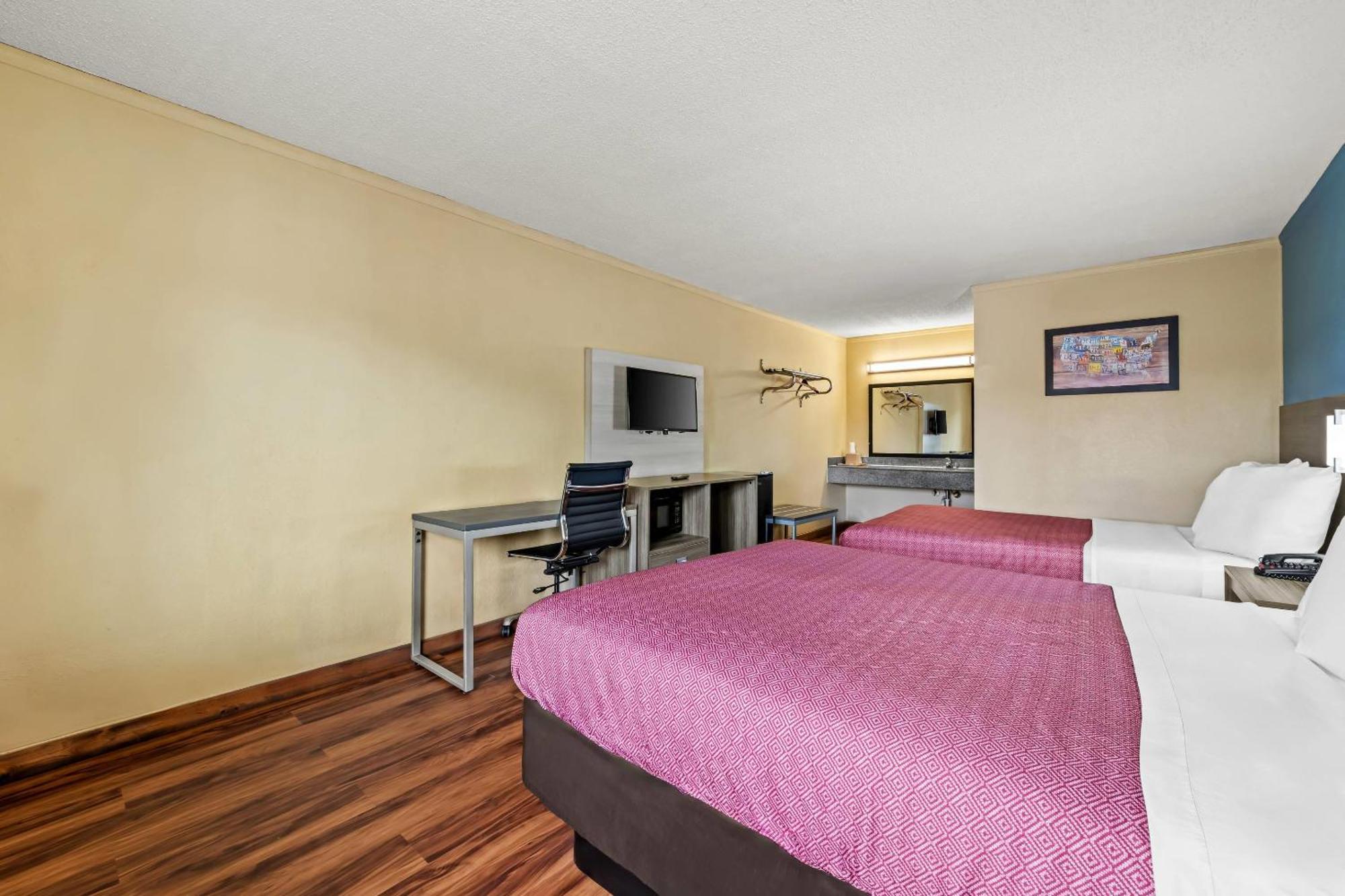 Econo Airport Area *