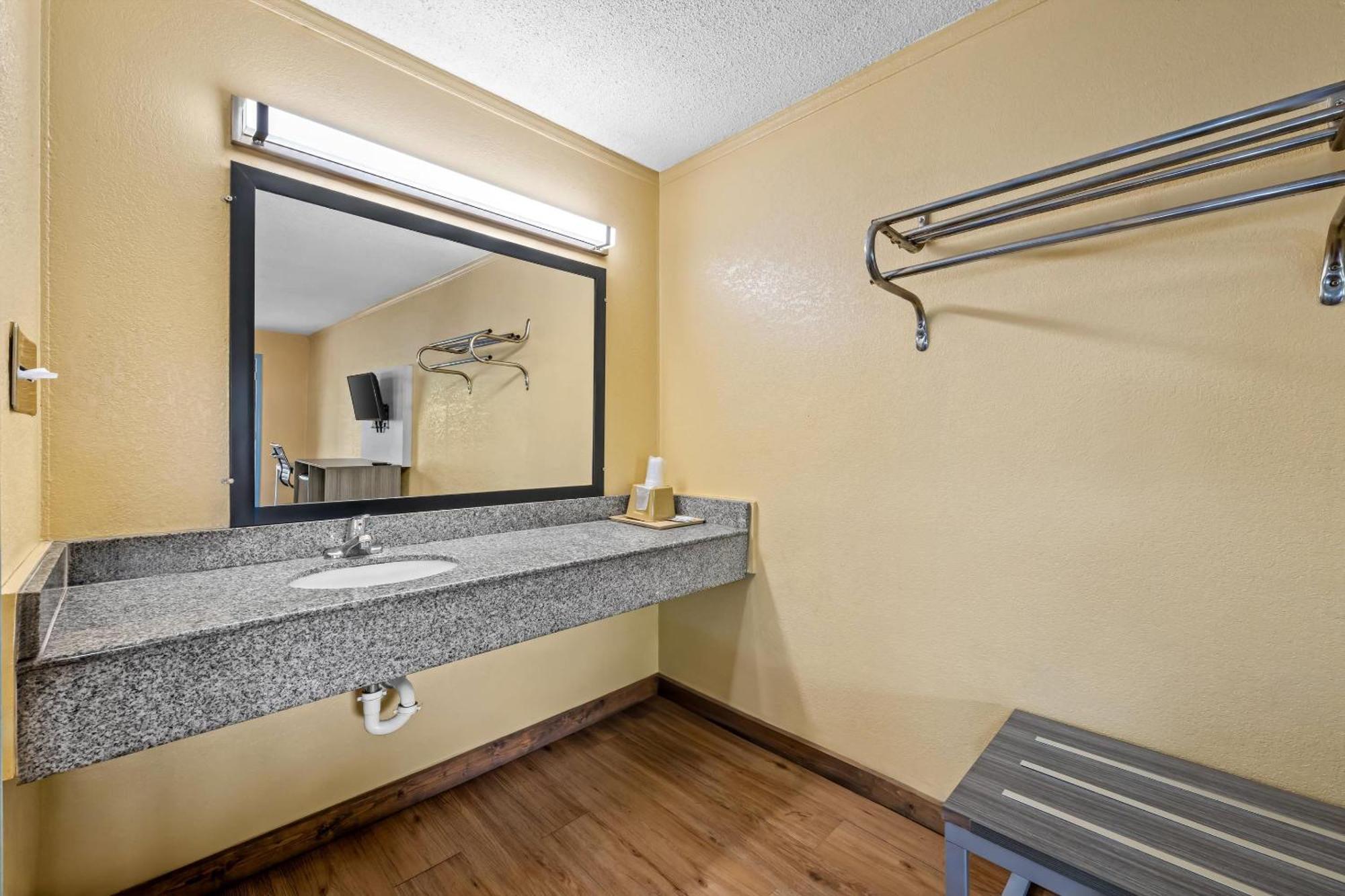 Econo Airport Area Lodge