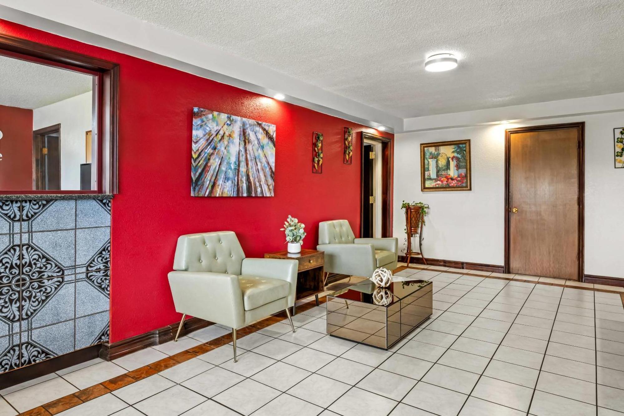 Econo Airport Area *