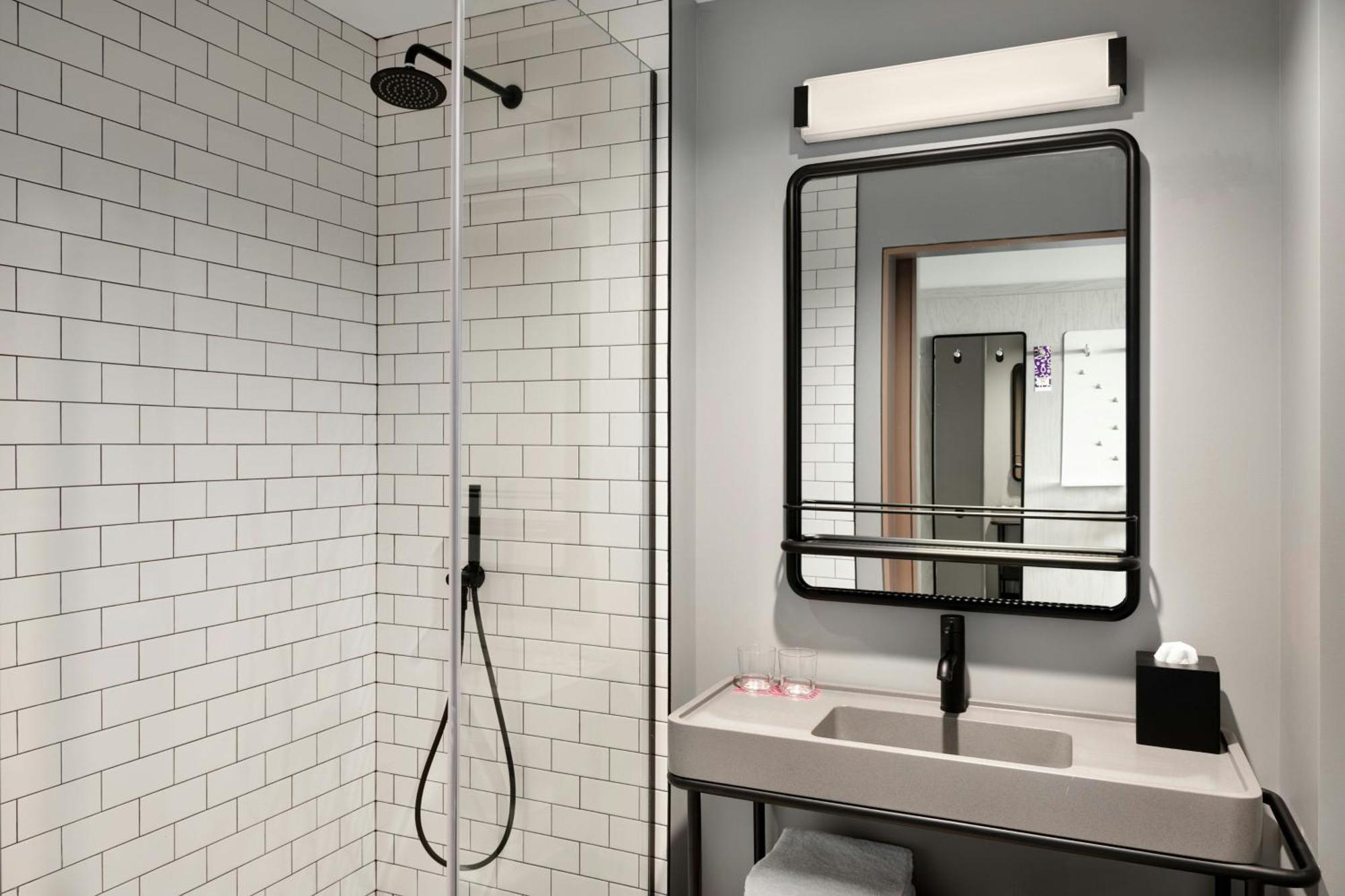 Moxy Downtown Hotel 3*