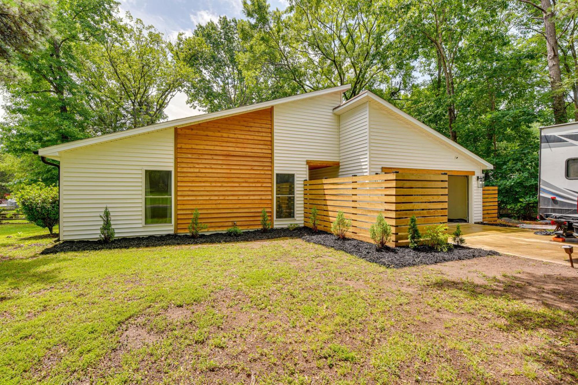 10 Mi To Uptown Family With Backyard Holiday home