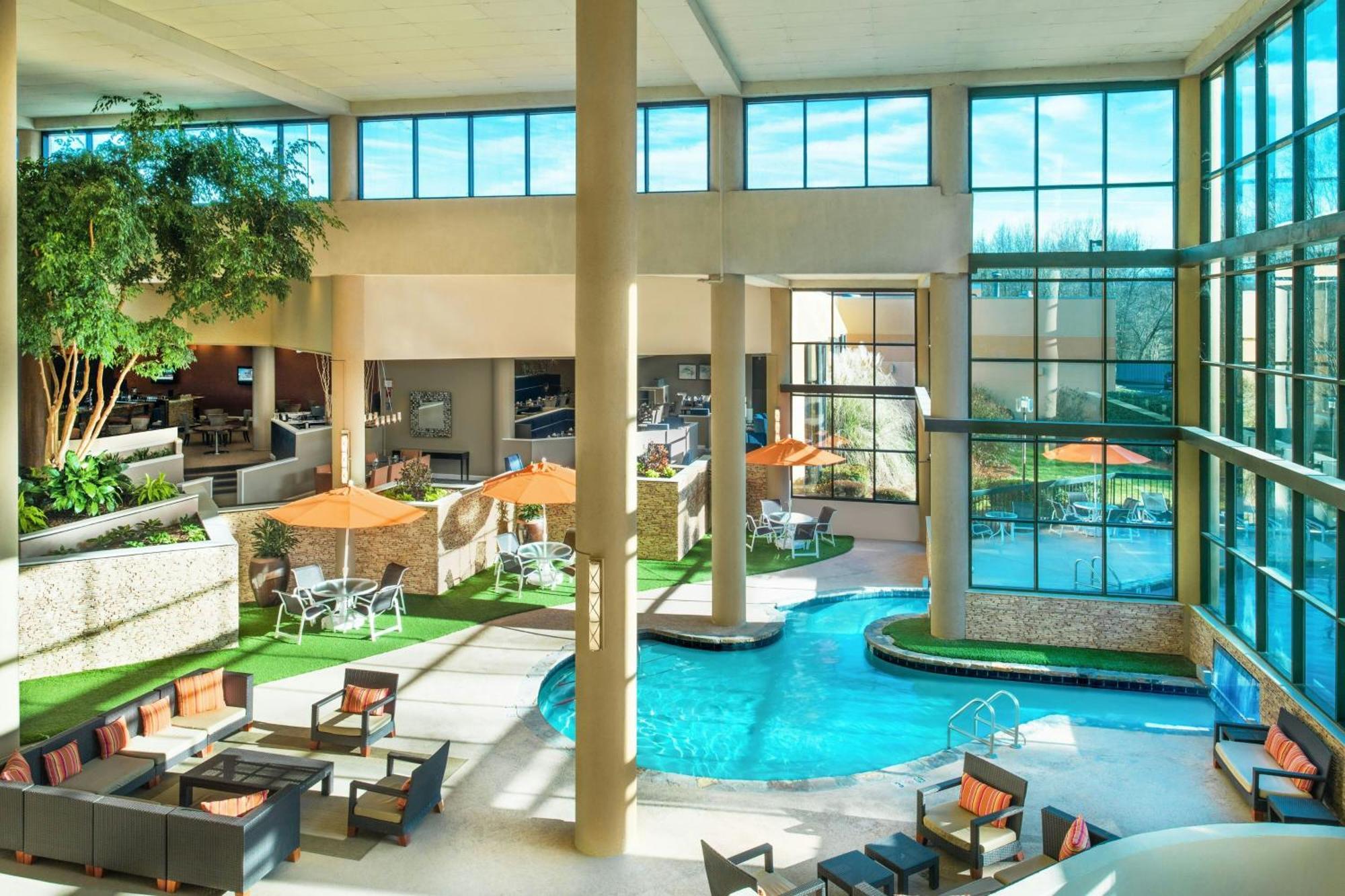 Sheraton Airport Hotel 4*