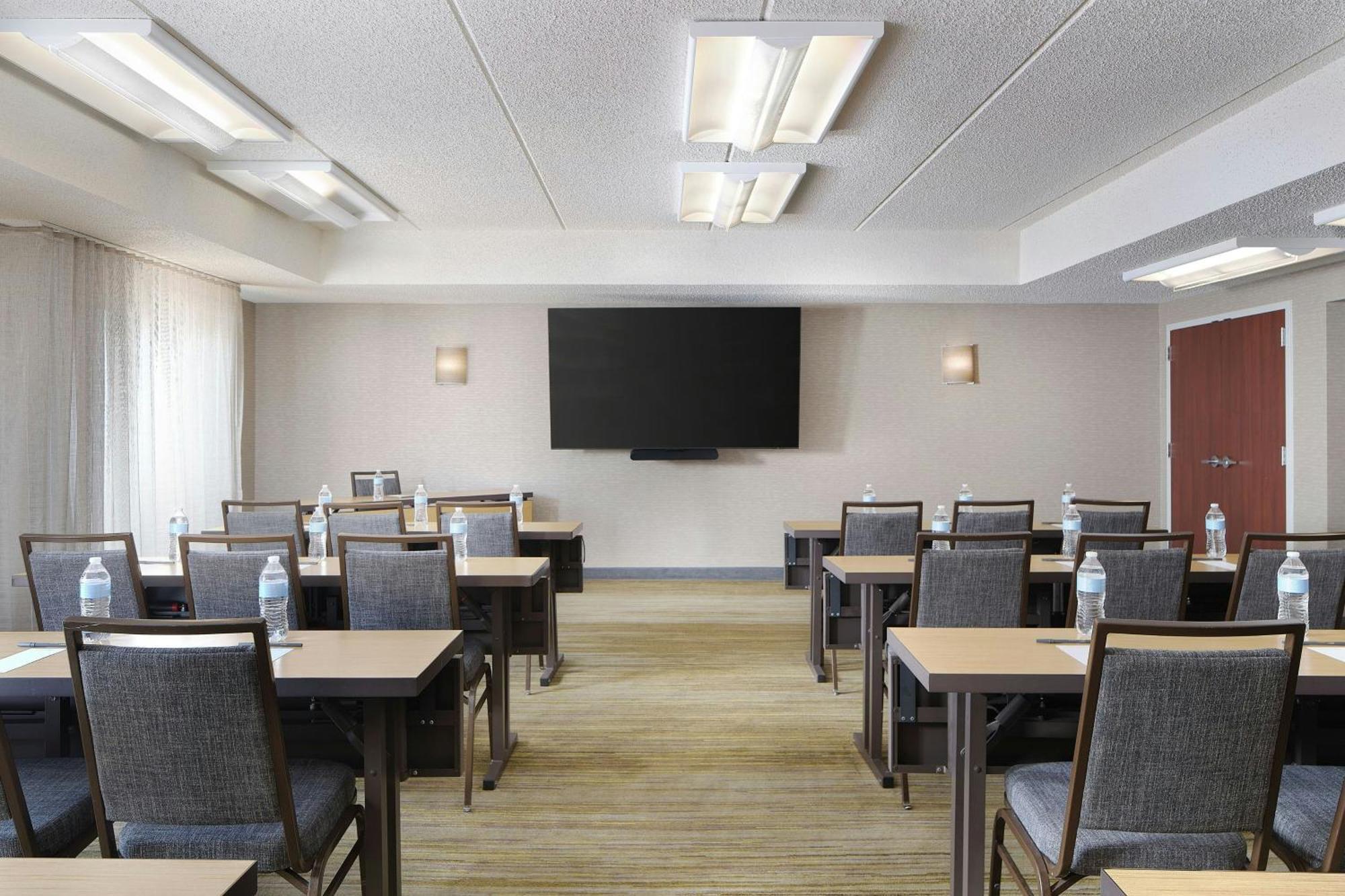 Courtyard Southpark Hotel 3*