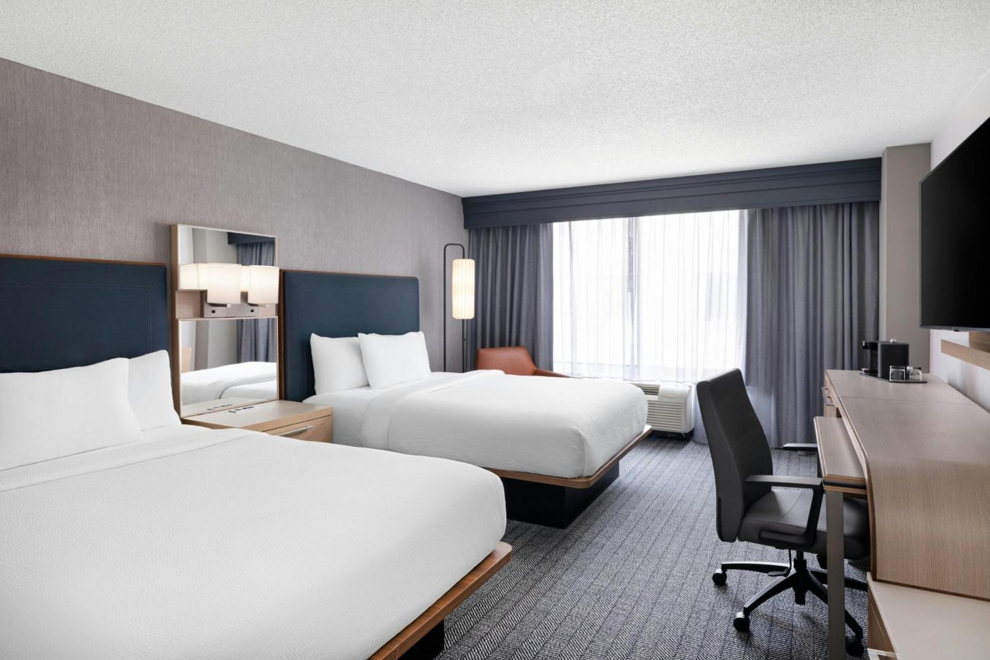 Courtyard Center Hotel 3*