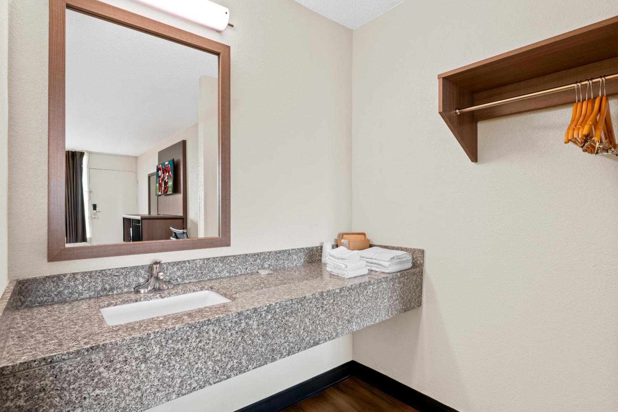 Red Roof - Airport 2*