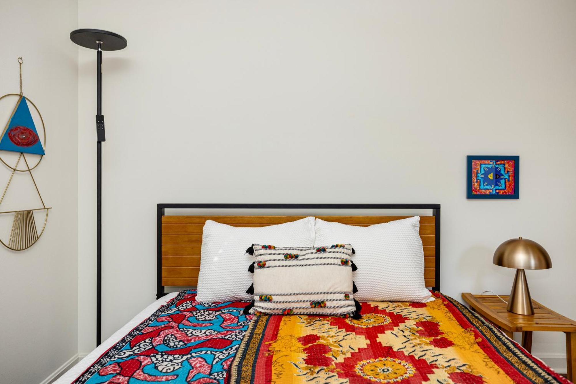 Trendy Bohemian Bungalow, Close To Uptown, Plaza & Noda