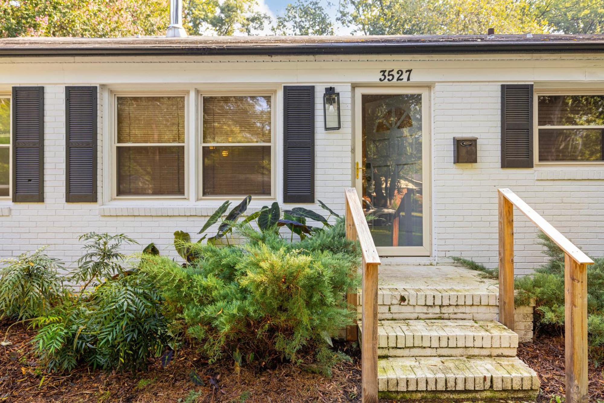 Trendy Bohemian Bungalow, Close To Uptown, Plaza & Noda Holiday home