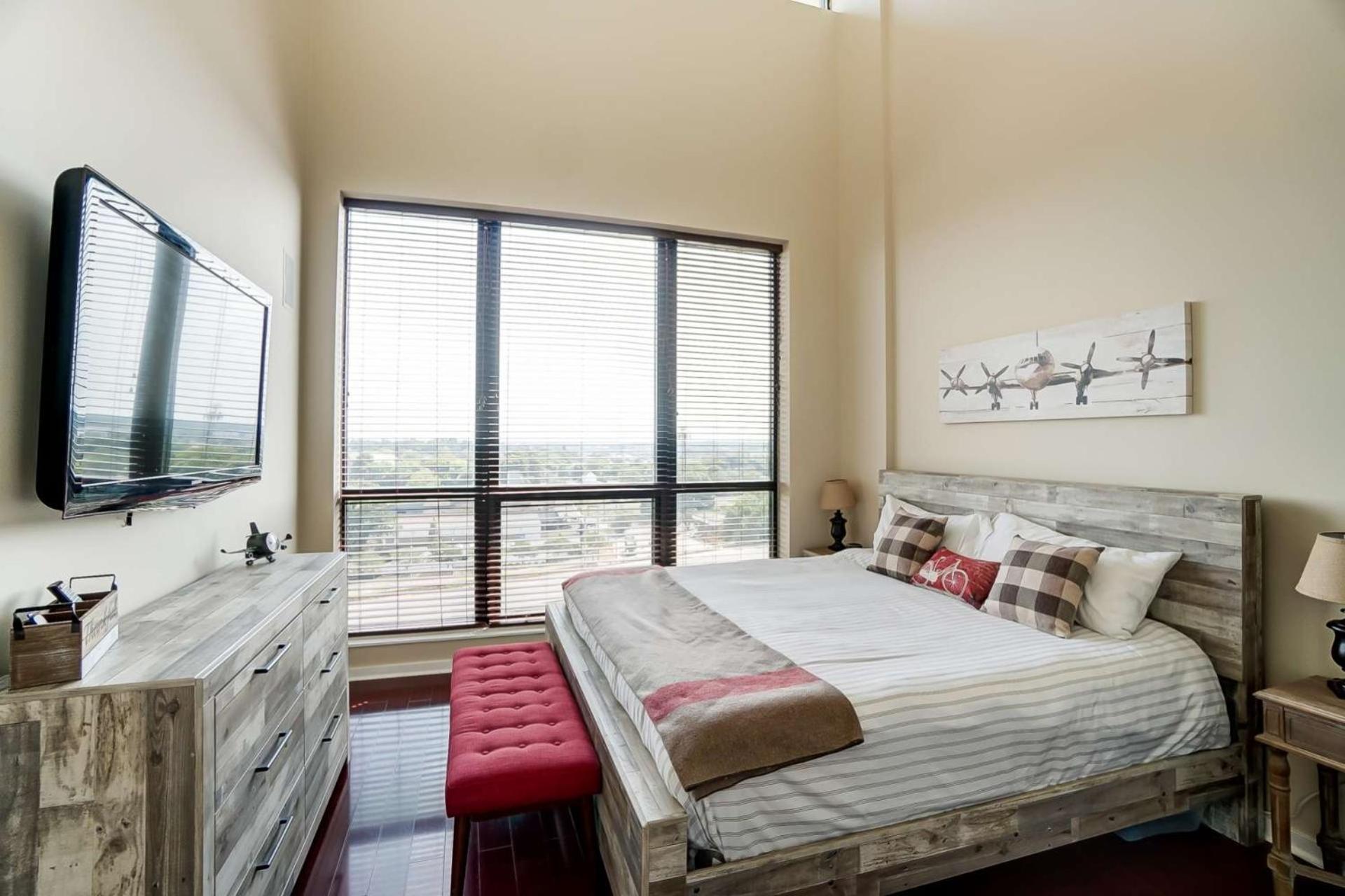 Luxury Uptown Penthouse *