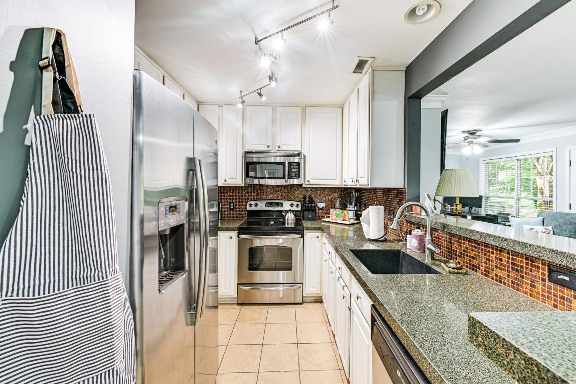 Apartment Half Mi To Bank Of America Stadium Uptown Condo!