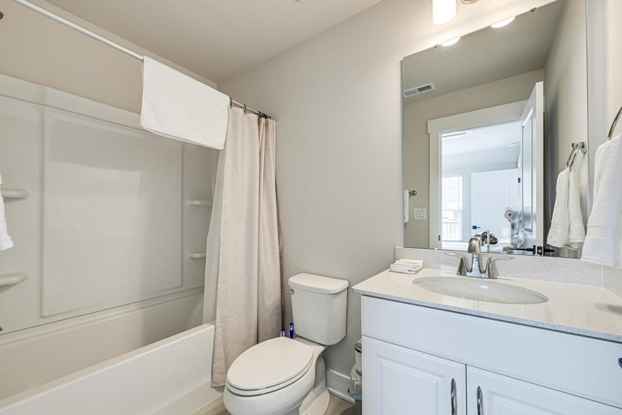 Walk To Music Factory Townhome With Rooftop Deck!