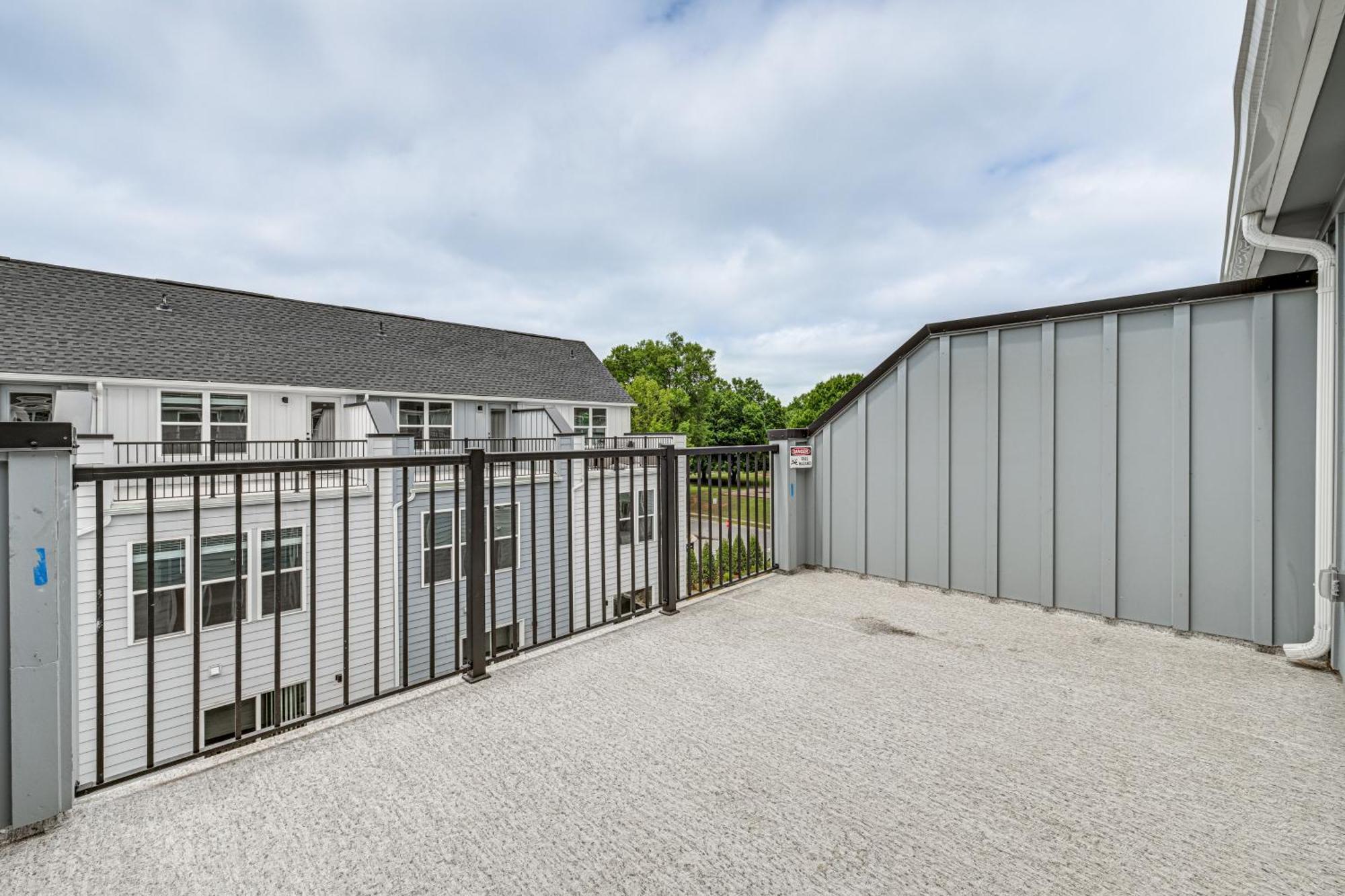 Holiday home Walk To Music Factory Townhome With Rooftop Deck!