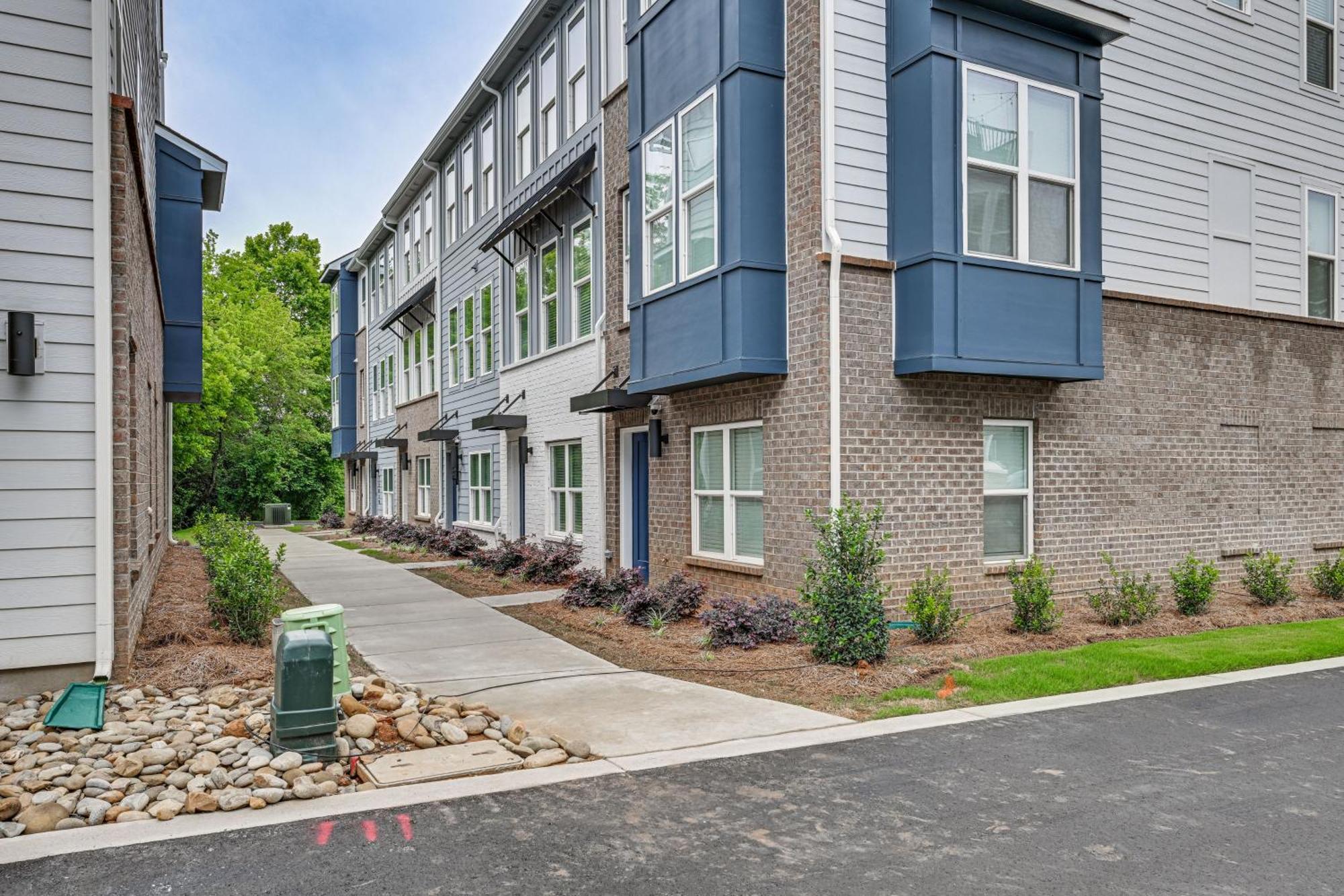 Walk To Music Factory Townhome With Rooftop Deck!