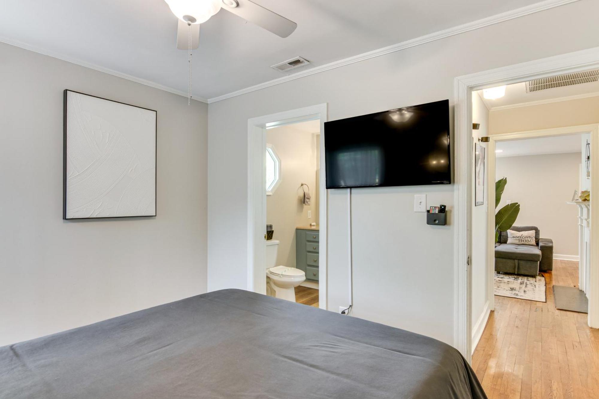 Less Than 2 Mi To Uptown With Large Yard! Holiday home Charlotte