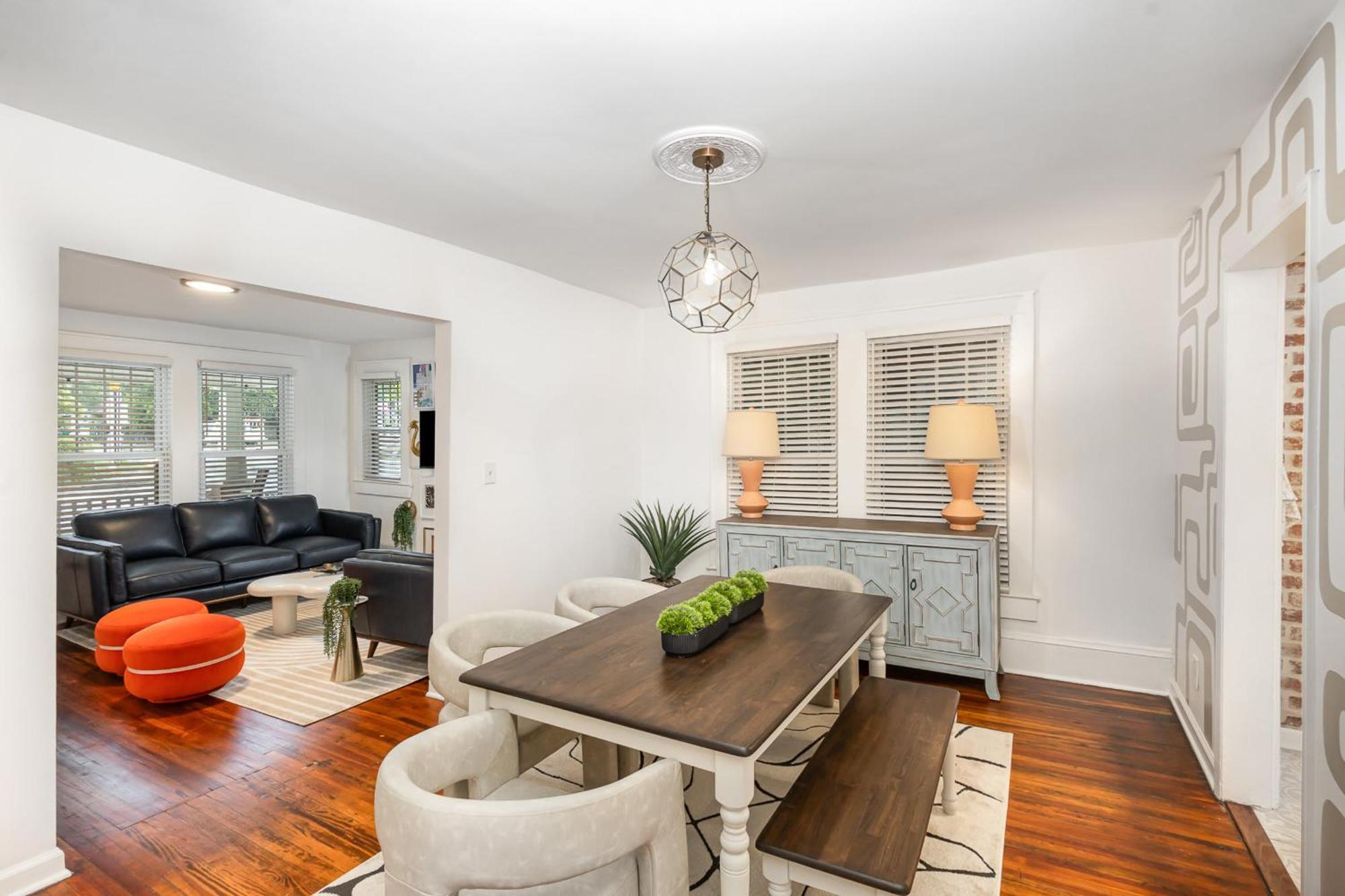 Holiday home Walkable Trendy Hideout For Foodies - 3br-2ba *