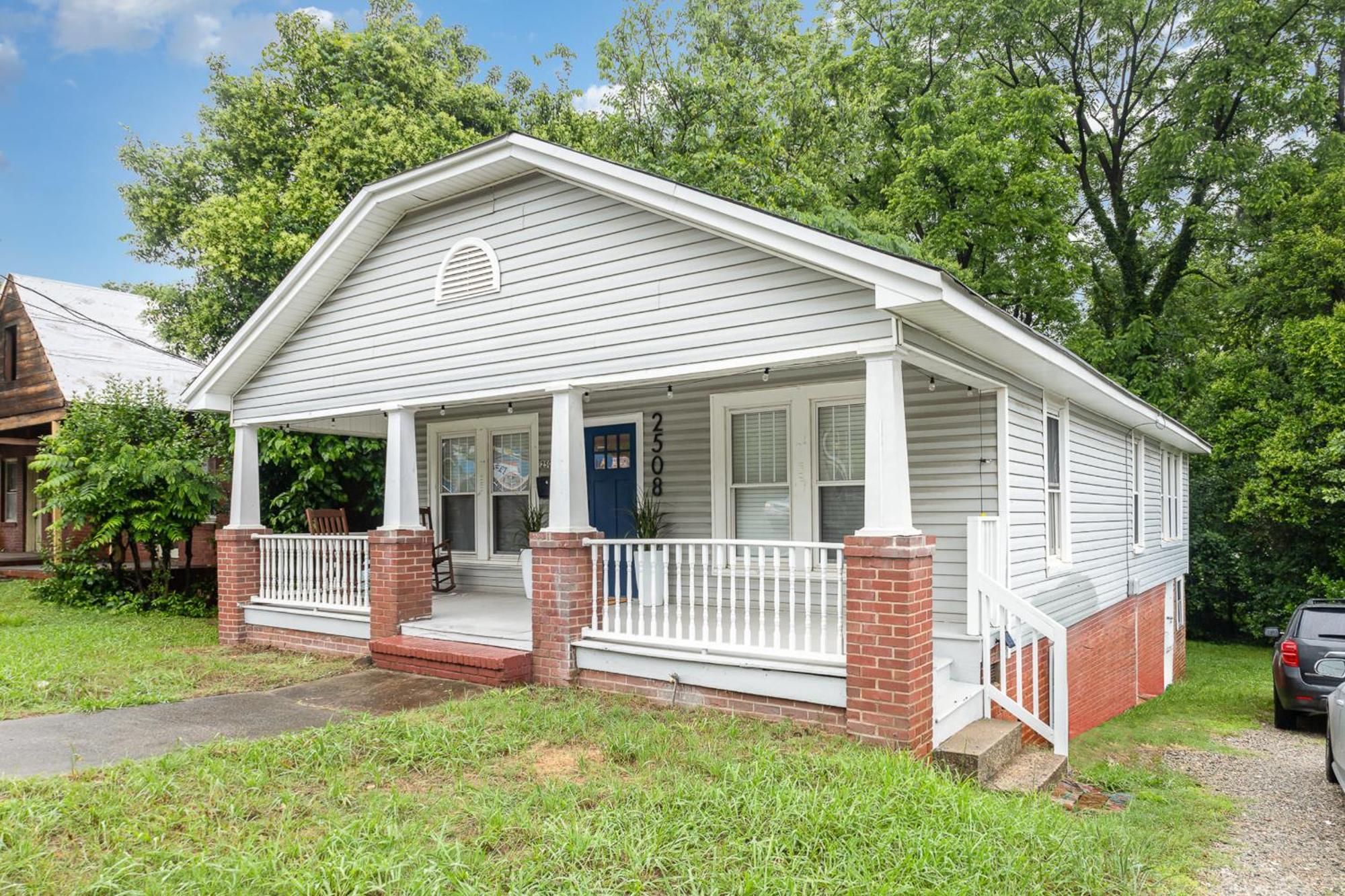 Walkable Trendy Hideout For Foodies - 3br-2ba Charlotte