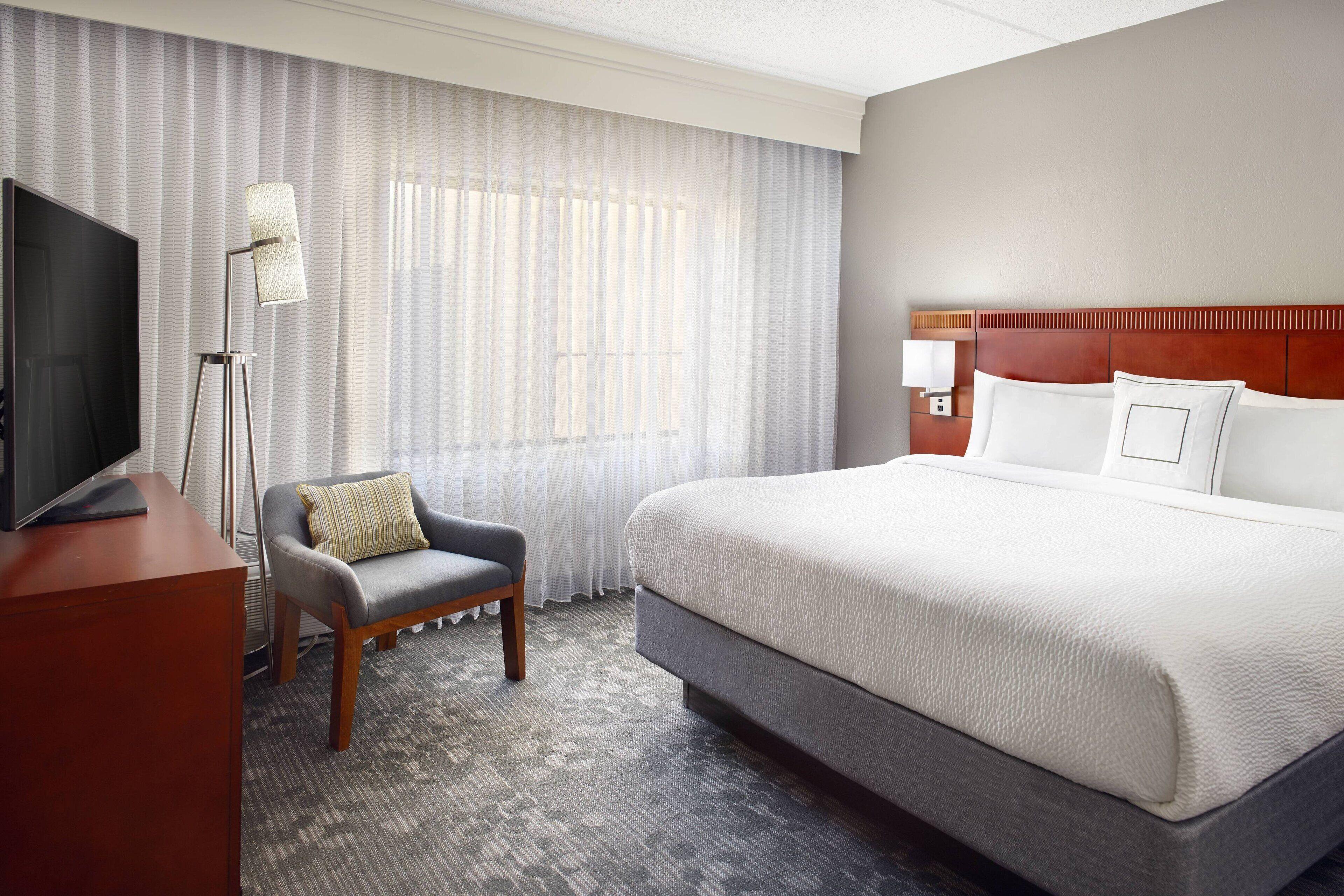 Courtyard Southpark 3*