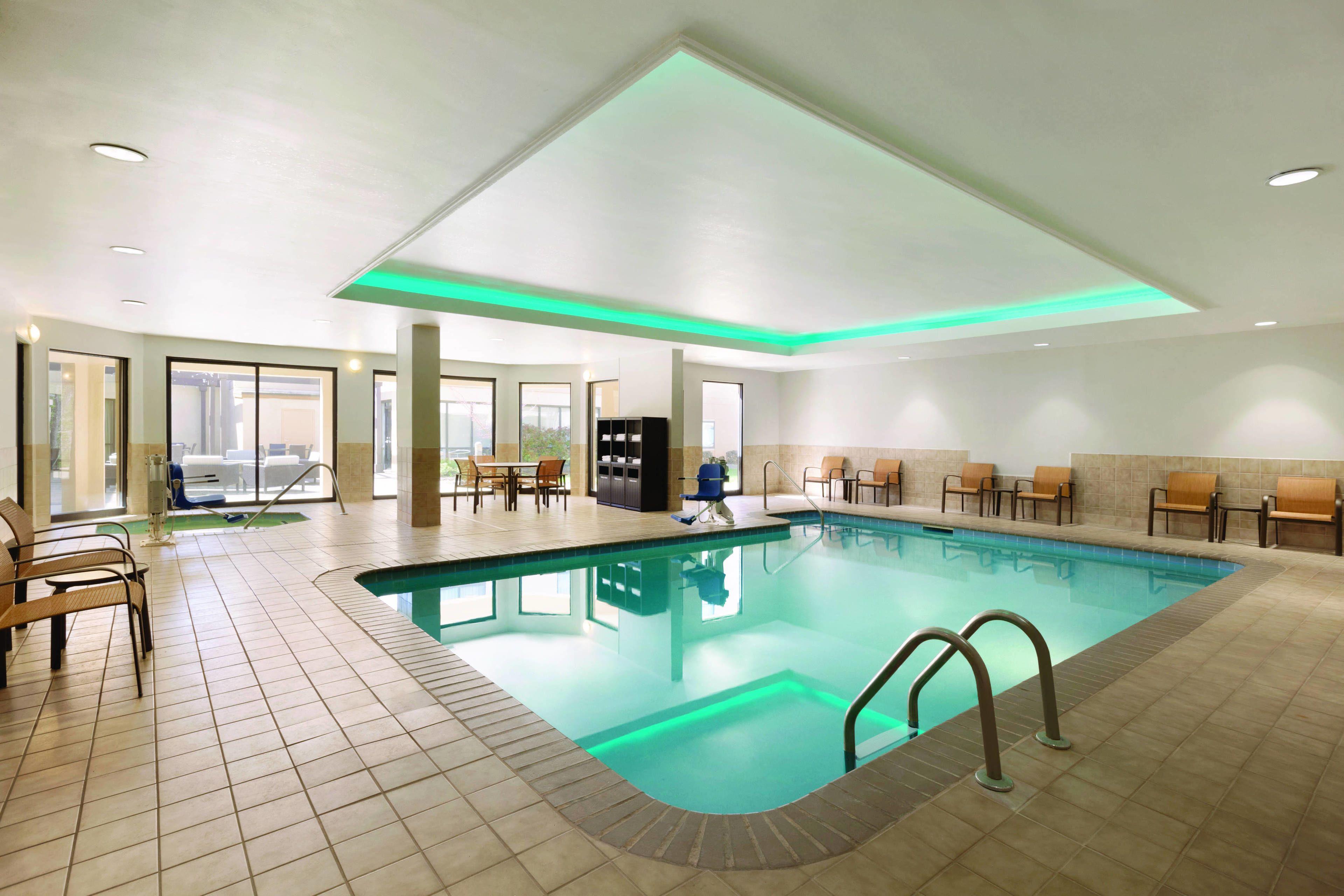 Courtyard Airport North 3*