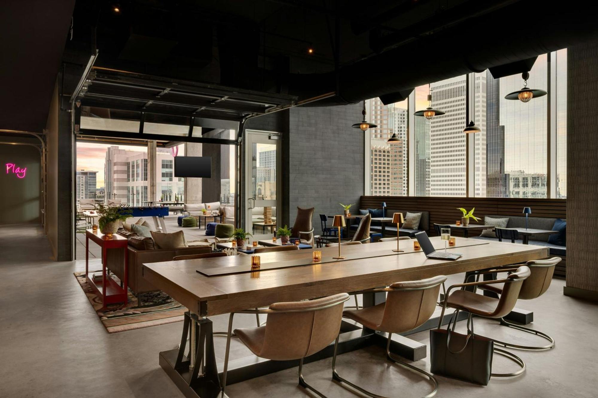 Hotel Moxy Downtown 3*